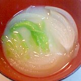 玉ねぎとレタスの味噌汁